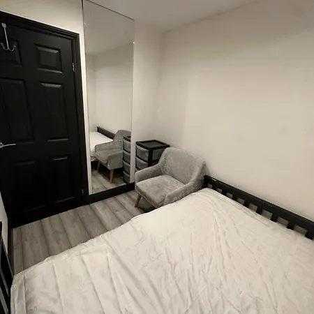 Four Bedrooms And Two Bathrooms Up To Nine People * Birmingham
