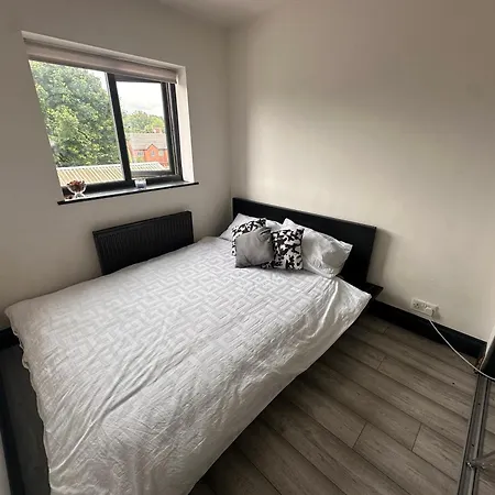 Four Bedrooms And Two Bathrooms Up To Nine People Birmingham